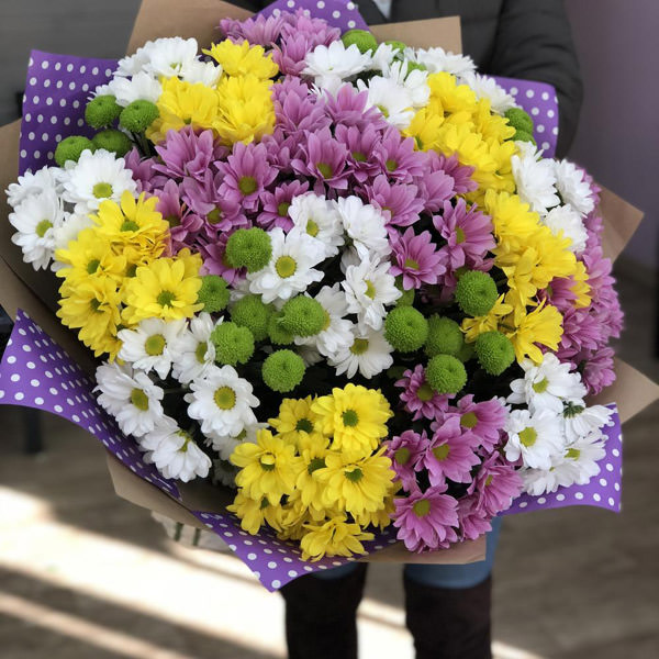 Большой выбор флористических композиций в каталоге цветов магазина «Парижанка» – подарите любимому учителю хризантемы.