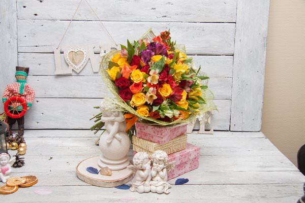 Букет из роз, орхидей и разноцветных альстромерий