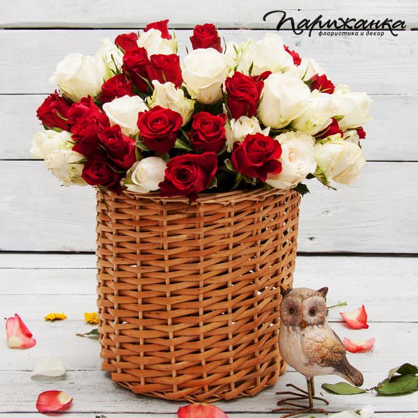 Букет из белых и красных роз в цветочной корзинке