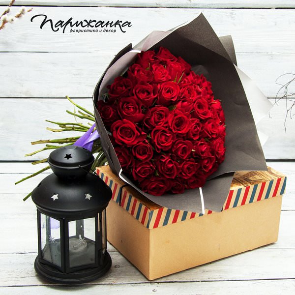 Букет красных роз в упаковке из черной крафтовой бумаги