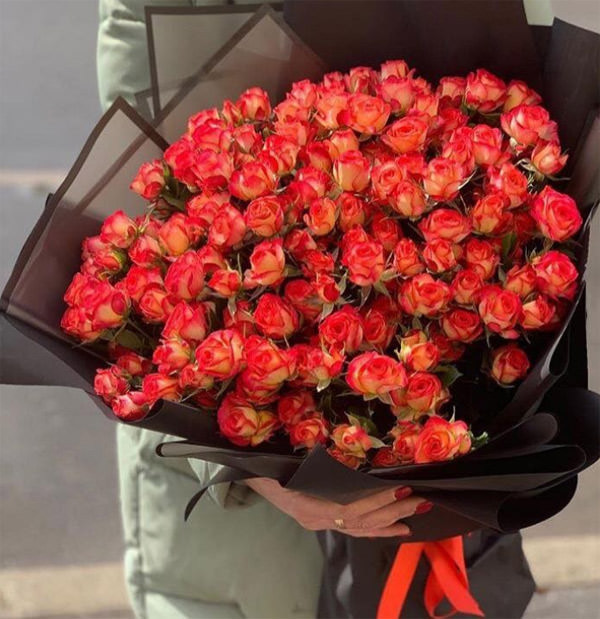 Букет роз по-прежнему считается самым роскошным цветочным подарком
