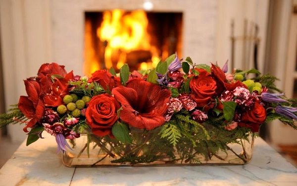 Какие цветочные композиции выбрать для украшения праздничного стола?