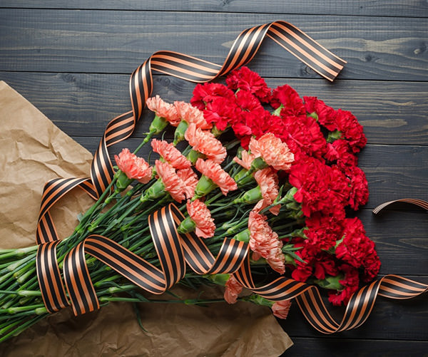 Цветы в подарок с тематическим декором для вас оформят в салоне «Парижанка».