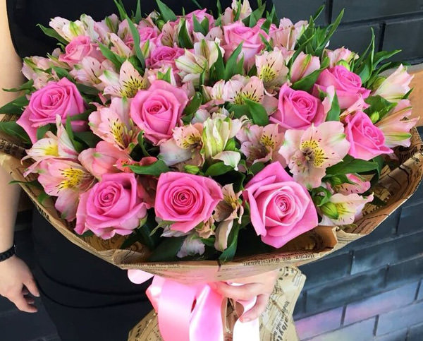 Подарите своей девушке букет роз с альстромериями – флористы цветочного салона «Парижанка» знают, как делать сюрпризы. 