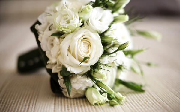 Букет из белых роз – для невест, которые не хотят изменять традициям