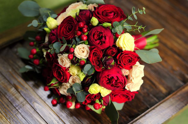 Подарите девушке-Козерогу с доставкой цветы из красных и кремовых роз – такой флористический презент ей понравится однозначно.