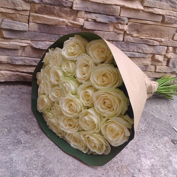 Купите в День влюбленных букет из белых роз в салоне «Парижанка» – ваша девушка будет в восторге от такого подарка