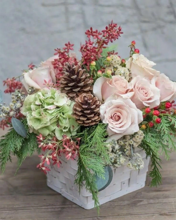 «Уютные» букеты для рождественских праздников с доставкой цветов по Казани – в мастерской «Парижанка»