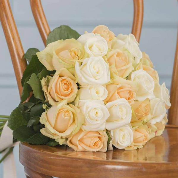 Восхитительные цветы с доставкой от интернет-магазина «Парижанка» в Казани – выбирайте букеты из кремовых роз.