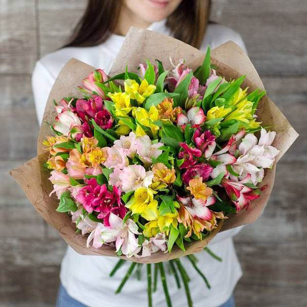 Букеты цветов способны поднять настроение – дарите прекрасные альстромерии по поводу и без.