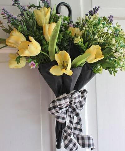 Хотите подарить желтые тюльпаны в зонтике, перевязанном бантом – оформляйте заказ цветов с доставкой на дом от магазина «Парижанка».