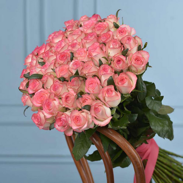 Попросите прощения с нежно-розовыми бутонами на длинной ножке – заказ доставки цветов можно сделать в любое время на сайте магазина «Парижанка».