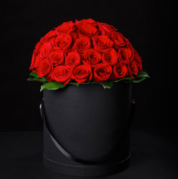 Букет из роз в стильной шляпной коробке – прекрасный выбор в качестве презента любимому человеку