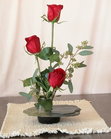 делайте сюрприз близкому человеку – подарите вместо красивого букета из роз икебану, выполненную своими руками.
