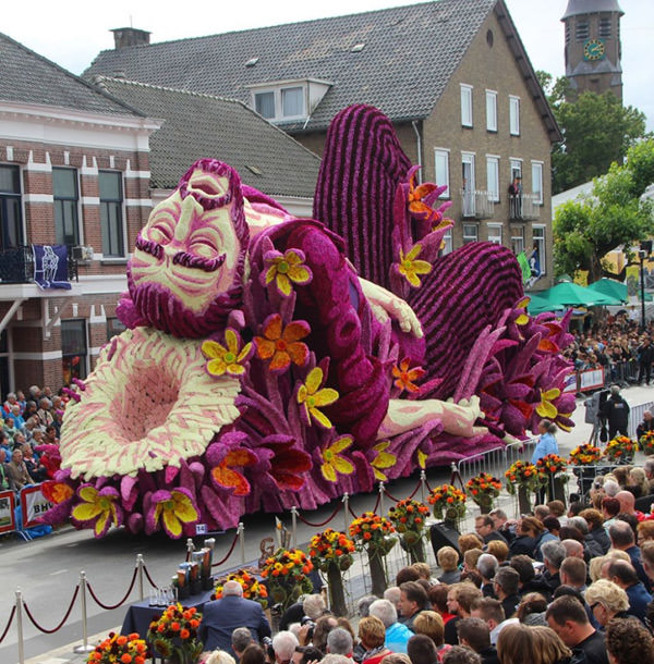 Флористические скульптуры и букеты с цветами – гордость фестиваля в Голландии