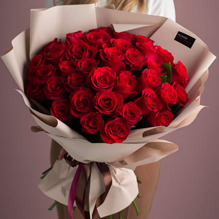 Букет красных роз актуален как в летнюю, так и в зимнюю пору