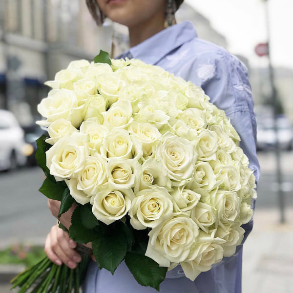 Подарите девушке в аэропорту букет из белых роз – она непременно оценит ваш искренний подарок!