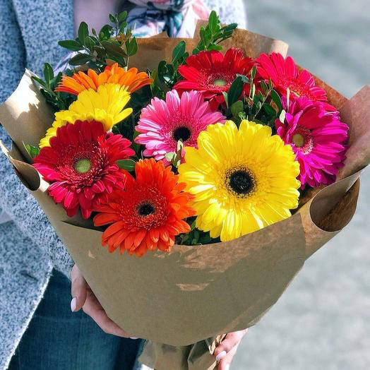 В магазине цветов в Казани большой выбор свежих растений – выбирайте для подарка микс из разноцветных гербер.