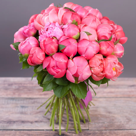 Купите букет цветов с доставкой, чтобы поздравить близкого человека с праздником.