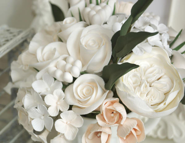 Белые цветы – символ невинности и чистоты.