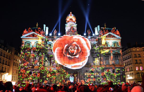 Праздничная иллюминация в Лионе в дни Фестиваля роз