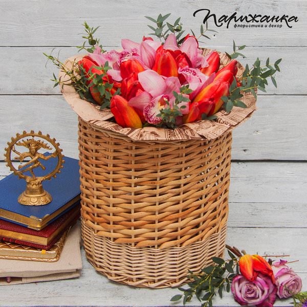 Розовые орхидеи и красные тюльпаны в плетеной корзине