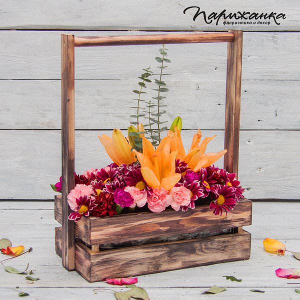 Мини-букет с лилиями, хризантемами и гвоздиками в деревянном ящике
