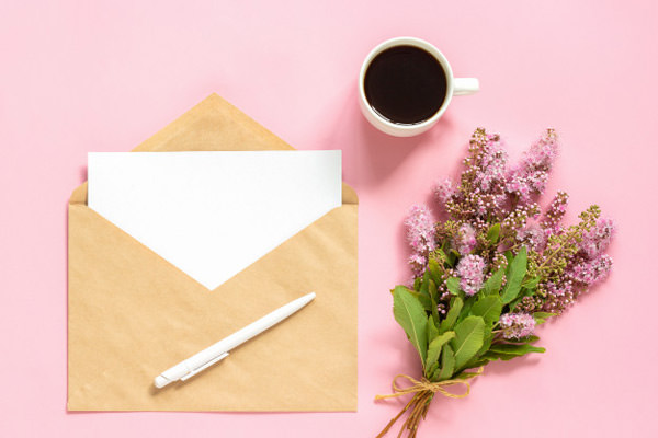 Заказать доставку цветов с подписанной открыткой – универсальный подарок для любого повода.