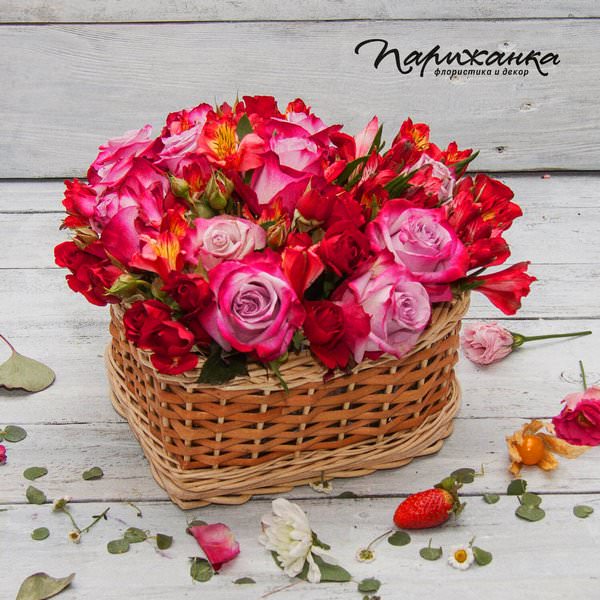 Букет из альстомерий, красных и двухцветных роз
