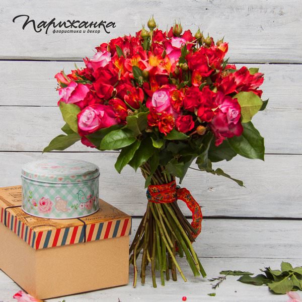 Букет из двухцветных роз и красных тюльпанов