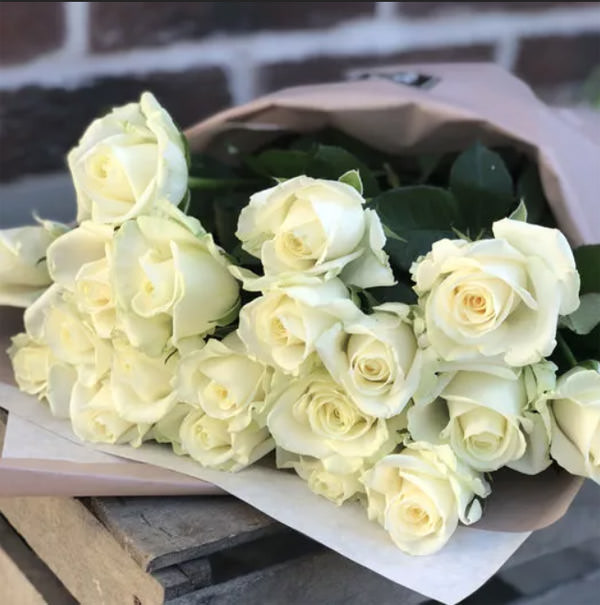 Букет белых роз – это нестареющая классика, чистая красота и ничего лишнего.