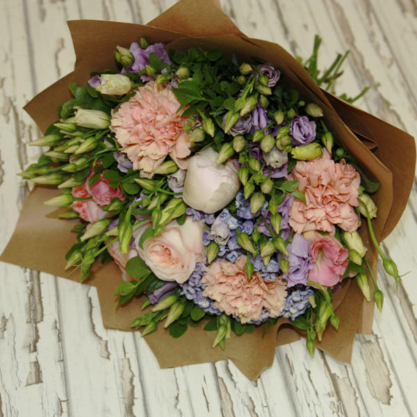 В цветочном салоне «Парижанка» в Казани работает доставка букетов – закажите флористический презент тем, кто вам небезразличен.