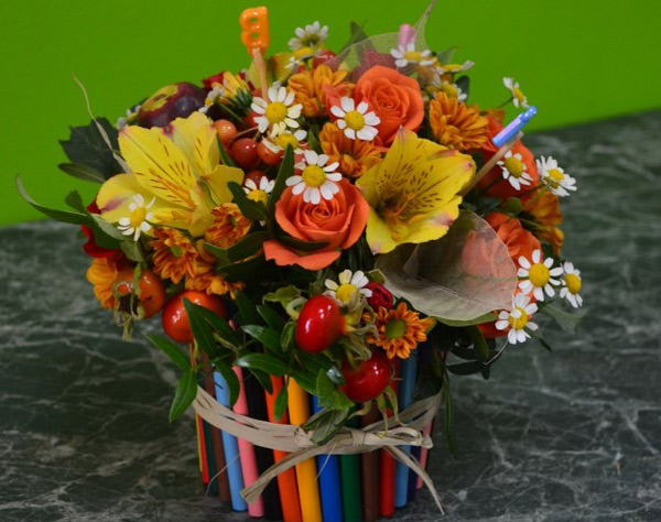 Школьные цветы – заказ цветов с тематическим оформлением для 1 сентября.