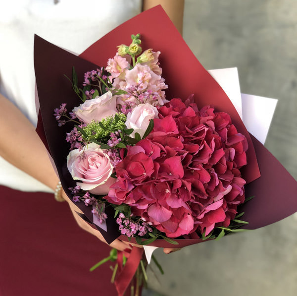 Не знаете, в каком интернет-магазине купить цветы – обратите внимание на огромный выбор флористических композиций в салоне «Парижанка» в Казани.