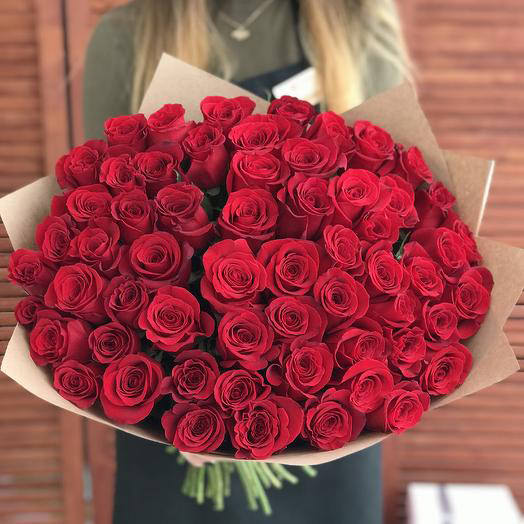 Монокомпозиция из роскошных роз – такой букет с цветами понравится всем женщинам.