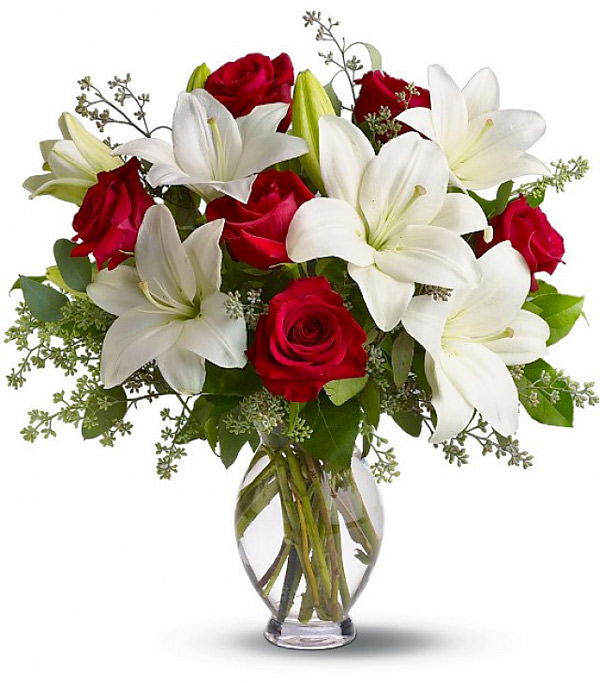 Лилии и розы прекрасно уживаются в одном букете и общей вазе.