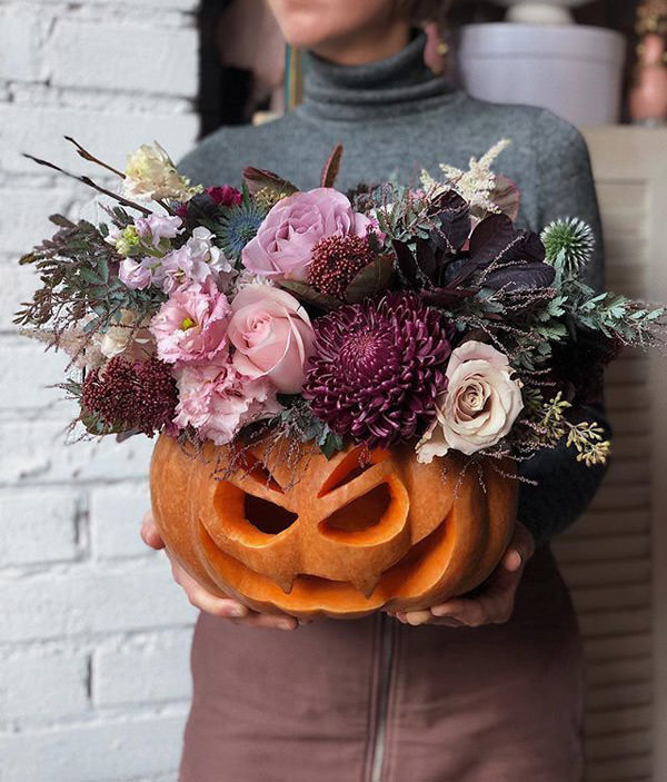 Мастерская флористики «Парижанка» в Казани предлагает недорого купить цветы к Хеллоуину – на сайте представлен большой выбор композиций на любой вкус. 