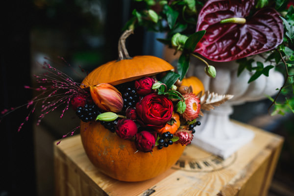 Флористический салон «Парижанка» предлагает эффектные цветочные композиции к Хеллоуину. 
