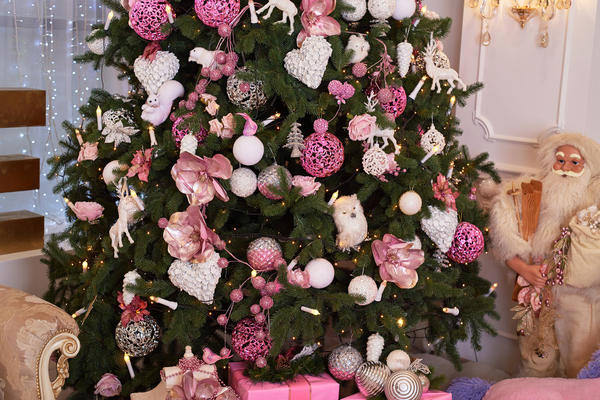 Для елки в стиле «Розовый хрусталь» цветы на адреса заказывайте в «Парижанке».