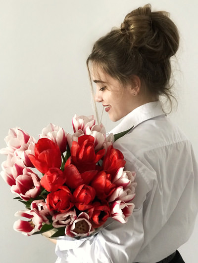 Выбирайте на сайте флористического салона «Парижанка» цветы с доставкой по Казани – здесь самые свежие композиции на любой вкус