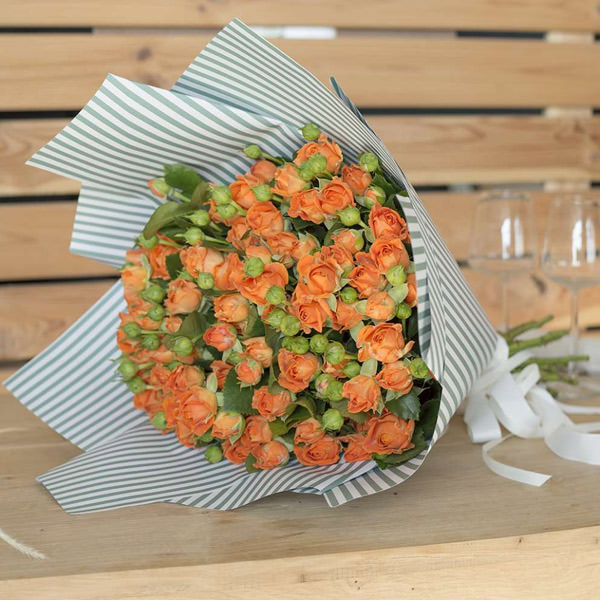 Заказывайте красивые букеты из роз апельсинового цвета – флористический салон «Парижанка» в Казани предлагает роскошные композиции по невысокой цене
