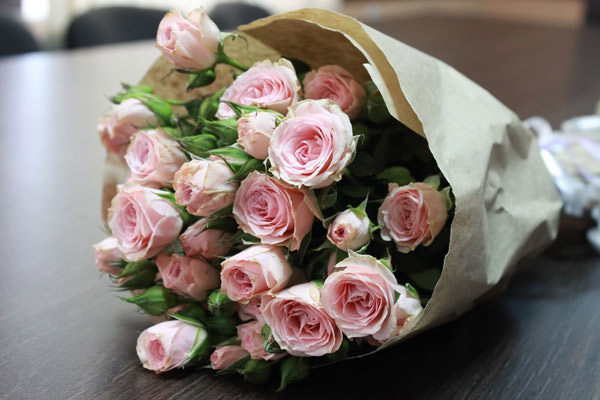Подарите своей девушке красивый букет из роз бледно-розового цвета – такие композиции смотрятся очень нежно и трогательно