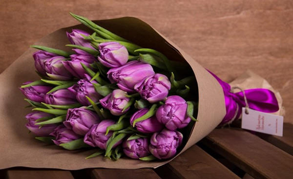 В магазине «Парижанка» можно сделать заказ цветов самых разных сортов и оттенков – сиреневые тюльпаны считаются «мужским» монобукетом.