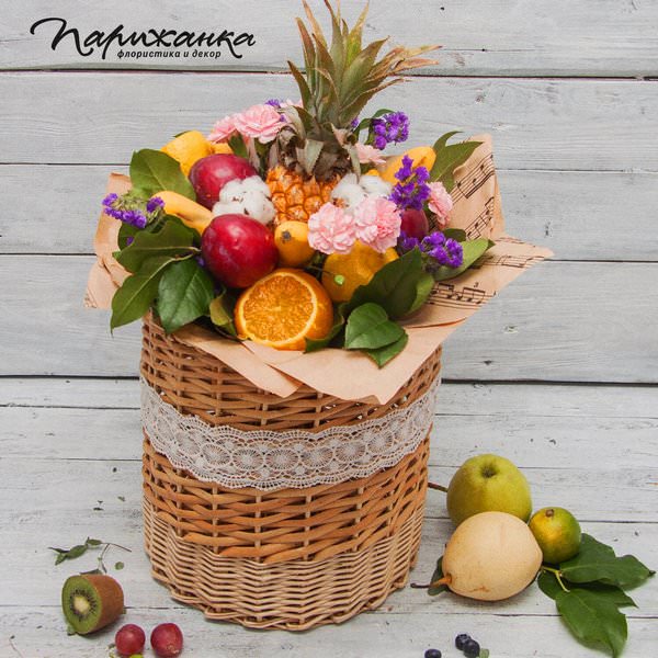 Цветочная корзинка с ананасом, сливами, гвоздиками и апельсинами