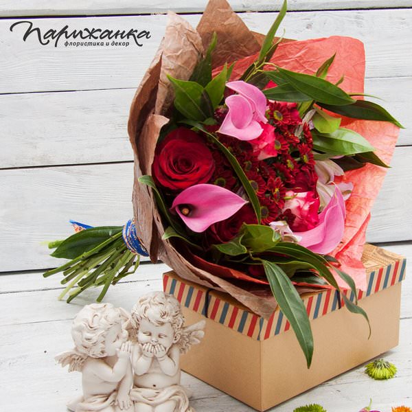 Букет с хризантемами, розами и каллами в крафтовой упаковке