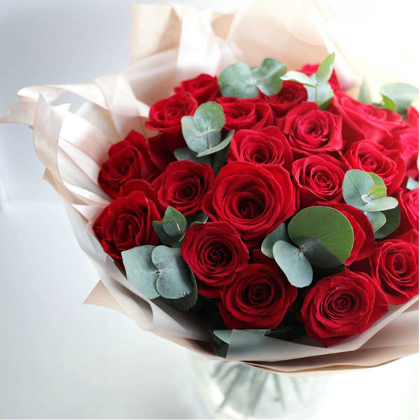 Красные розы – символ любви и глубокой привязанности.