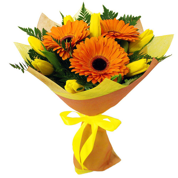 Солнечный микс из желтых тюльпанов и оранжевых гербер – прекрасный подарок в пасмурный день.