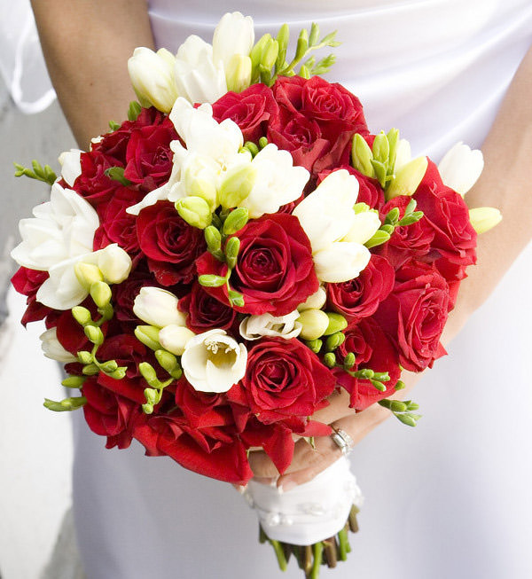 Не знаете, как заказать цветы на свадьбу – позвоните менеджерам салона «Парижанка».