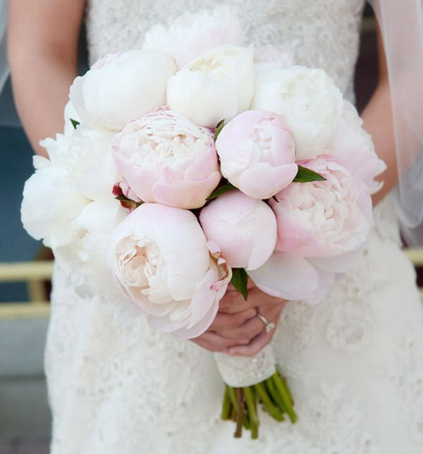 Бело-розовые пионы от цветочного салона «Парижанка» подчеркнут румянец невесты и изысканность ее платья.