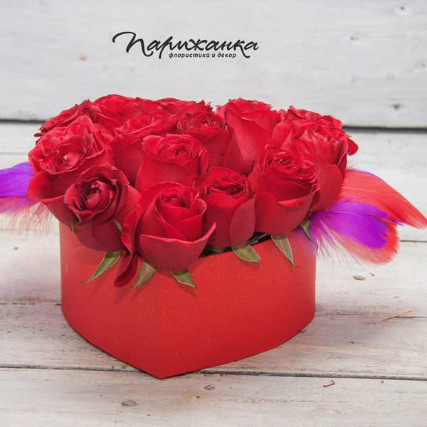 Красные кенийские розы в коробке-сердечке